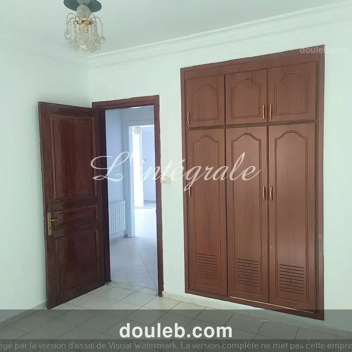 Bureau spacieux avenue hedi nouira à Tunis