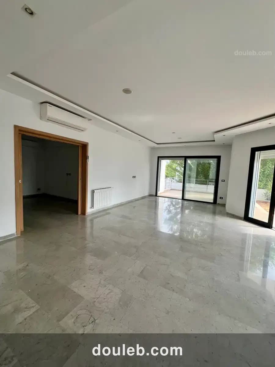 Rdc de villa salon et 4 chambres et jardin à Tunis