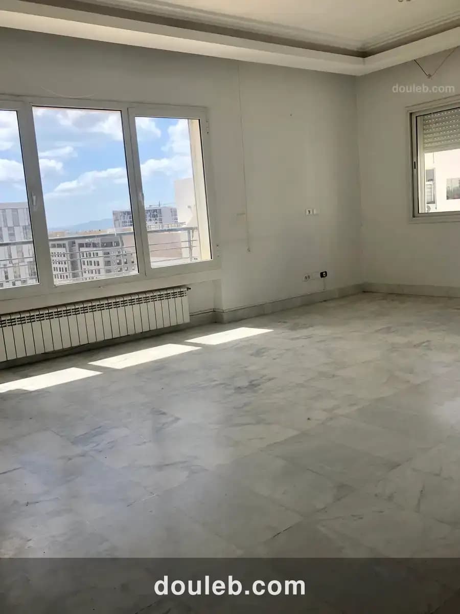 Bureau hall et 4 pièces au lac 2 à Tunis