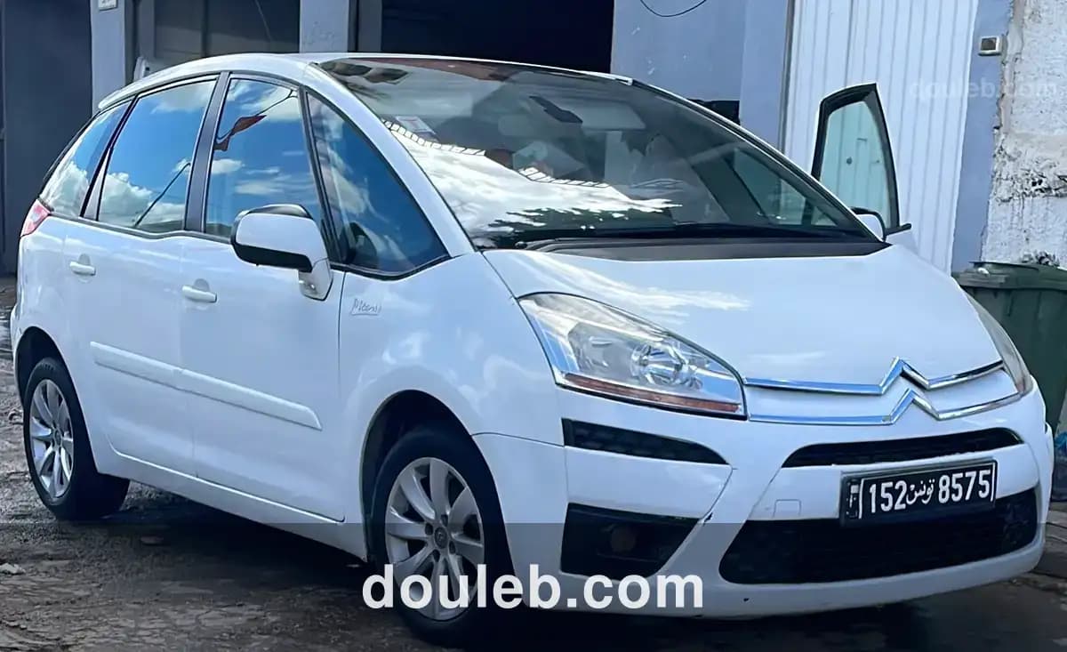 Voiture familiale tres propre à Tunis