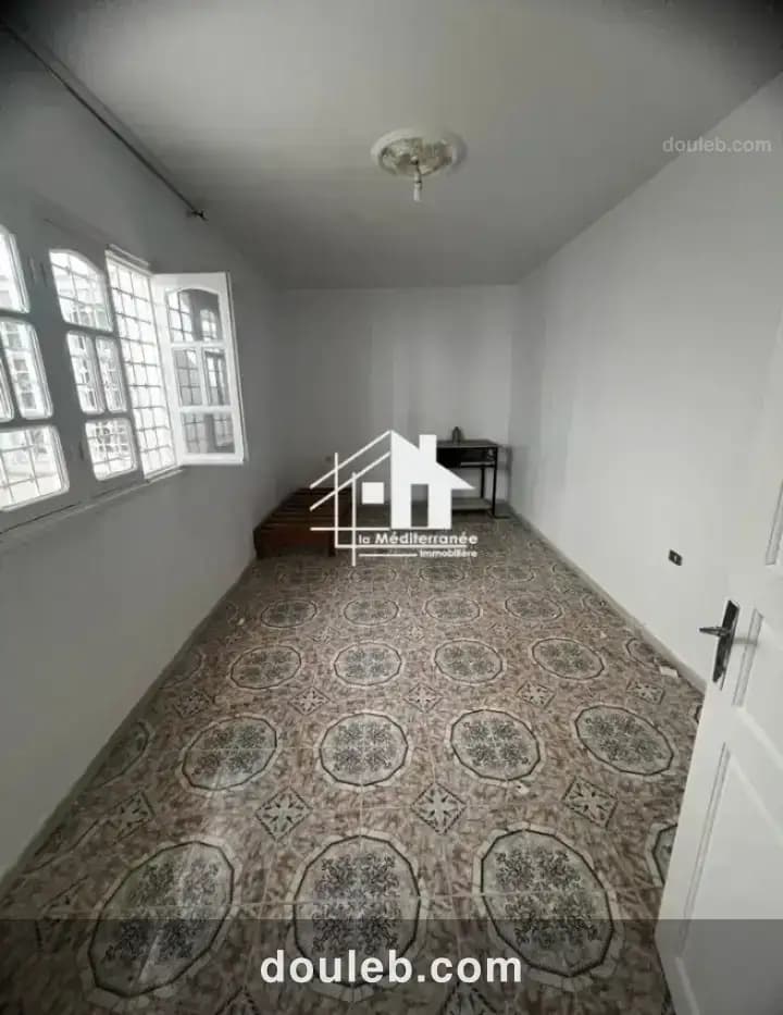 S1 avec hall vide à Tunis