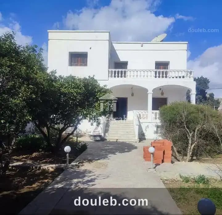 Grande villa bureautique à menzah5 à Ariana
