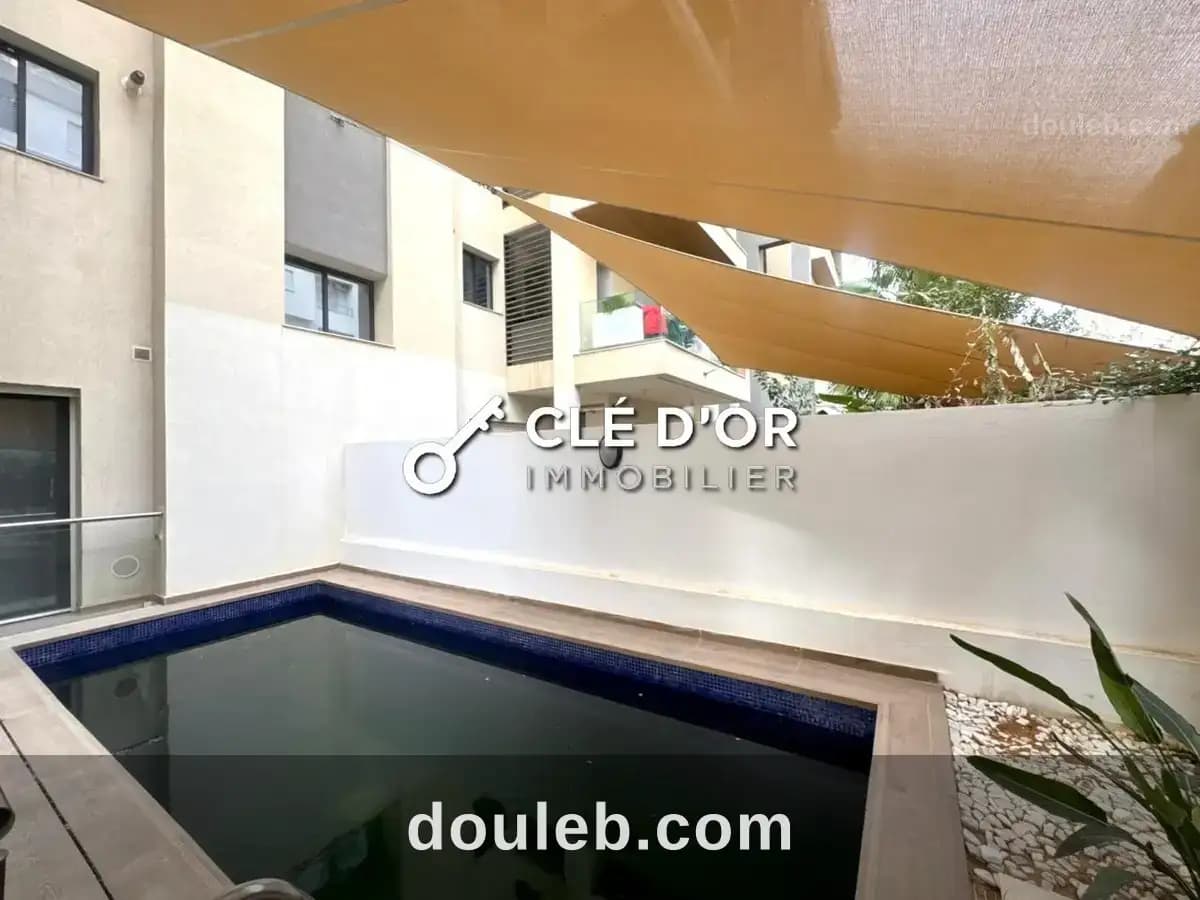 Un s3 avec piscine au jardin de carthage à Tunis