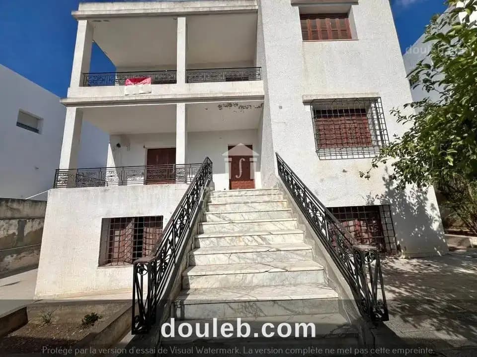 Grande villa à saisir à Ariana