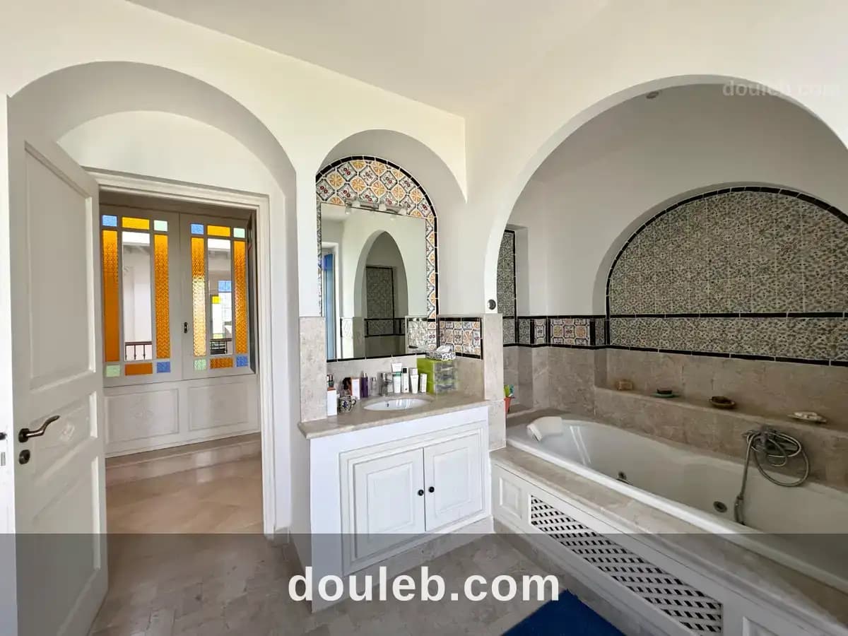 Villa haut standing avec piscine et jardin - Miniature 5