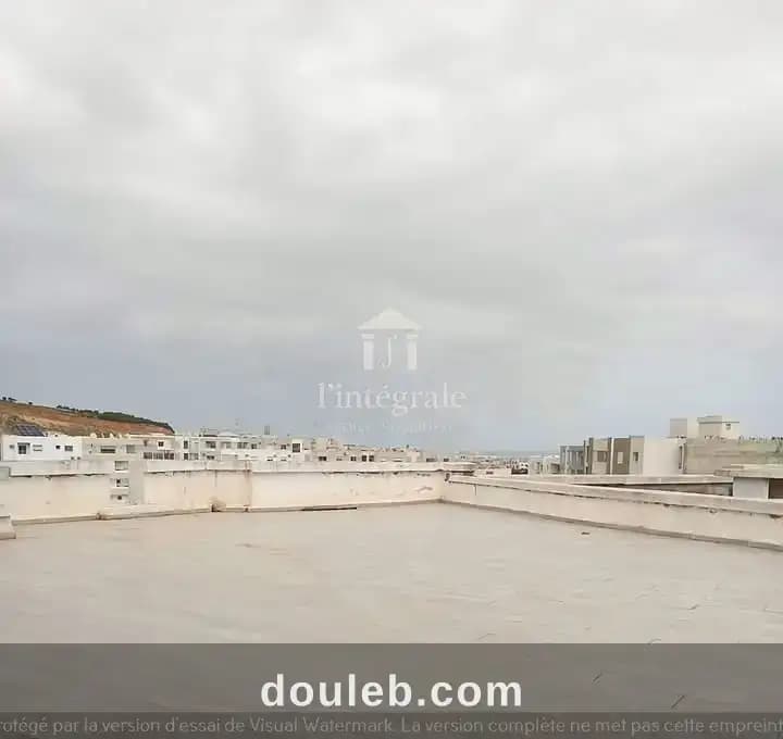 S3 avec accès à une grande terrasse à Ariana