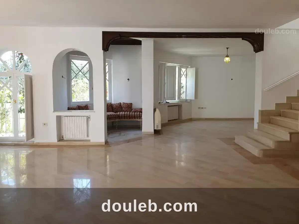 Une villa avec piscine - Miniature 3