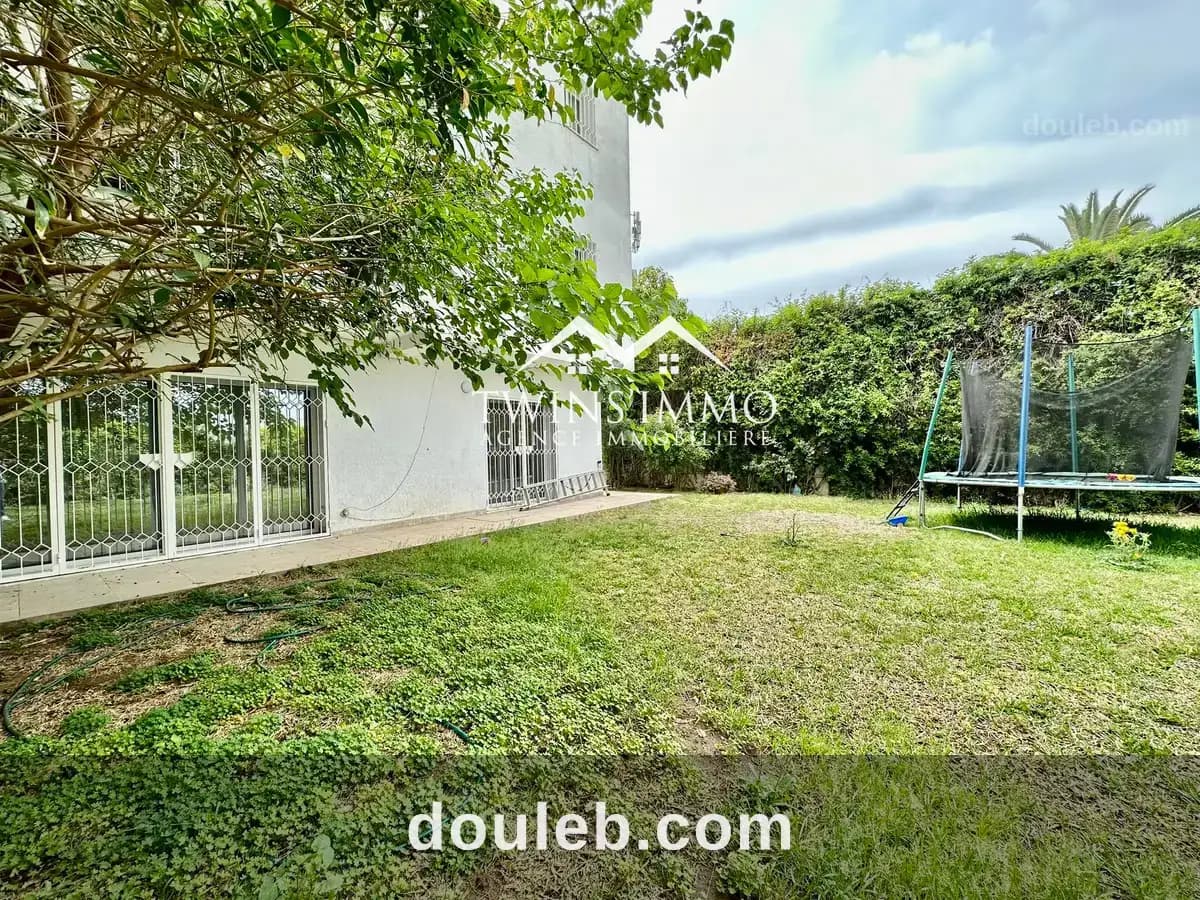 Villa de trois niveaux à cité les pins la marsa à Tunis
