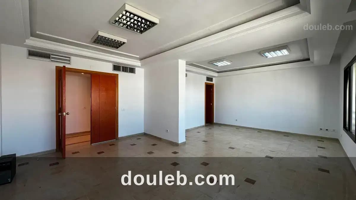 Bureau de 135 m aux berges du lac 1 à Tunis