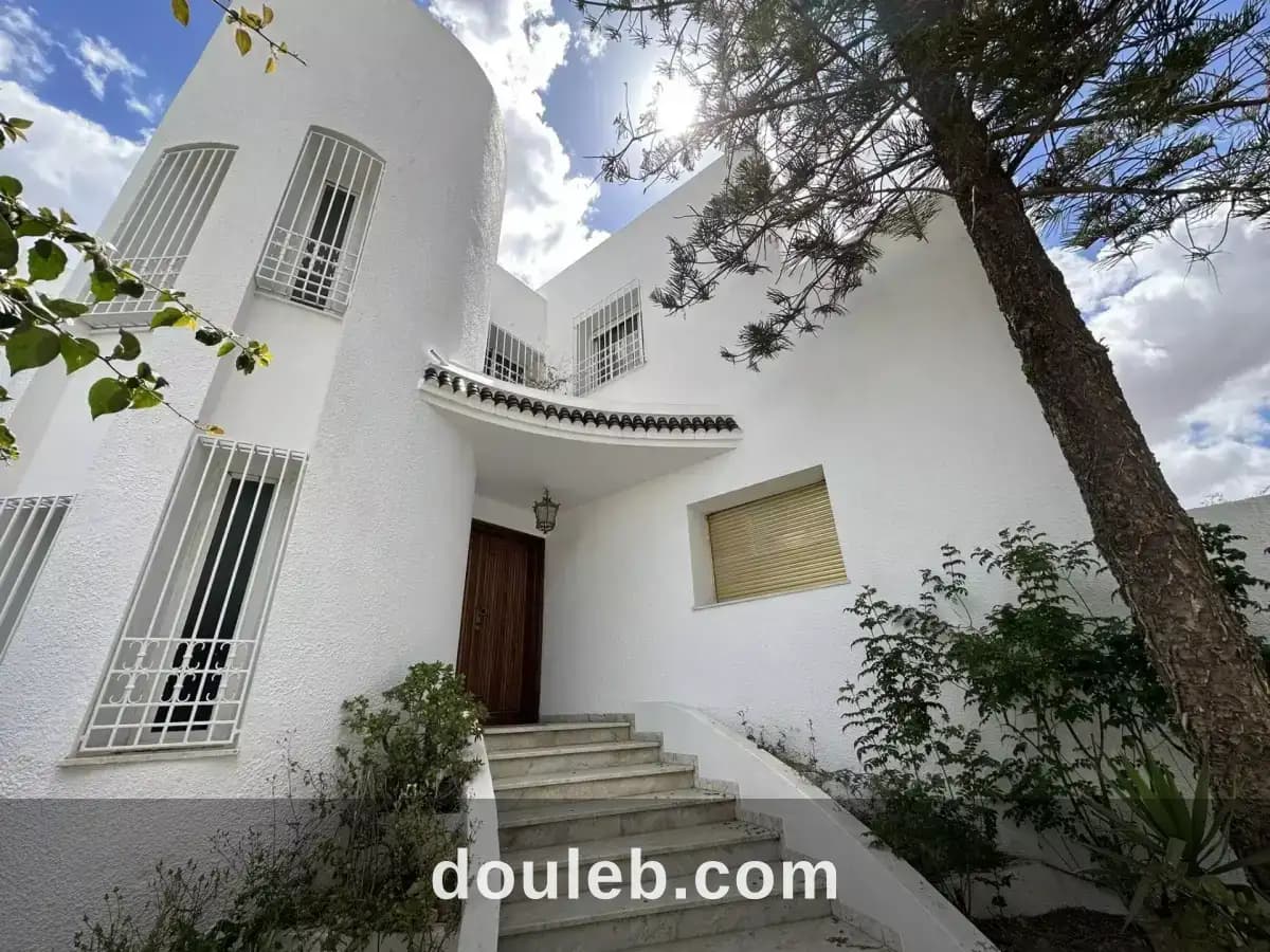 Villa s7 à menzah 9 sur artère principale à Tunis