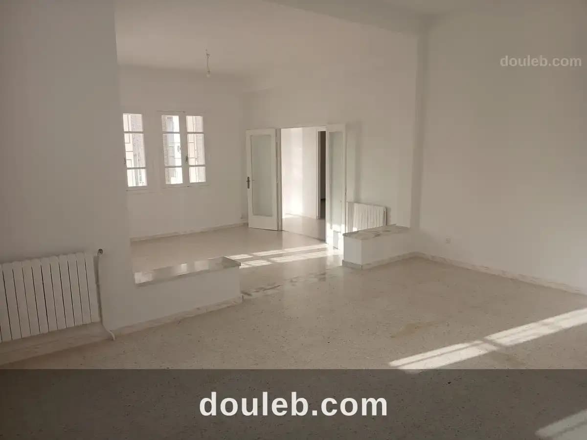 Etage de villa s3 avec terrasse à menzah 7 à Ariana