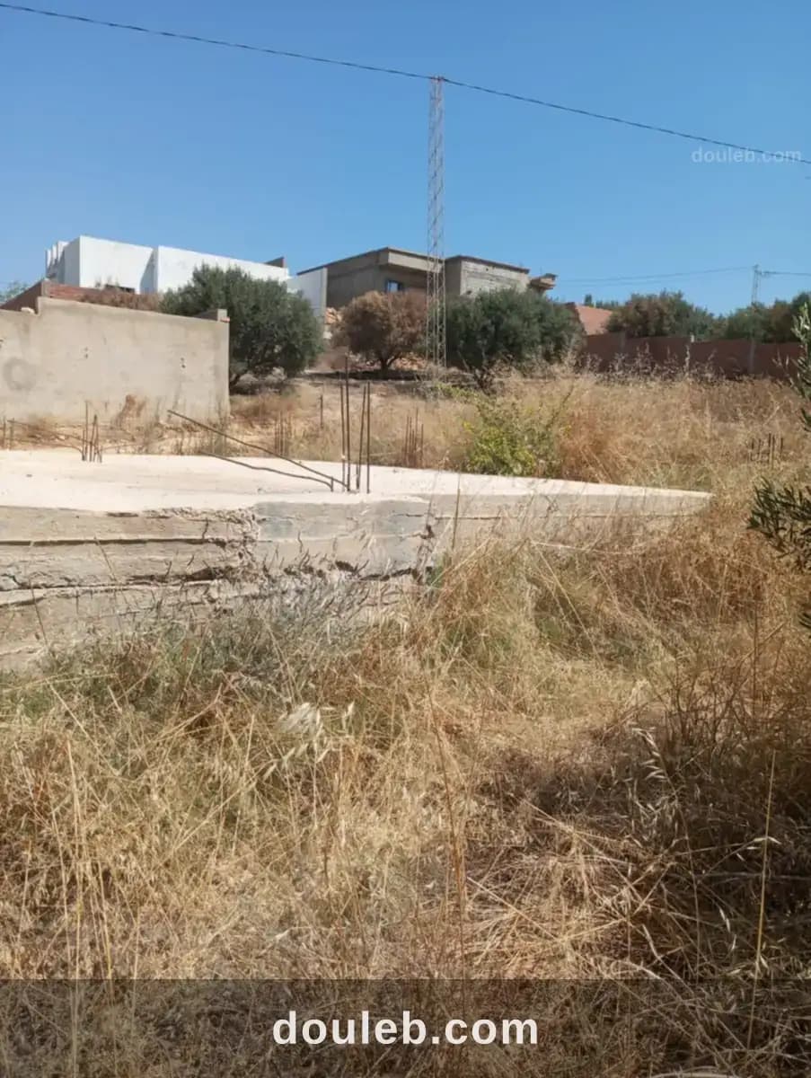 Av terrain 200m avec fondation à hammamet à Nabeul