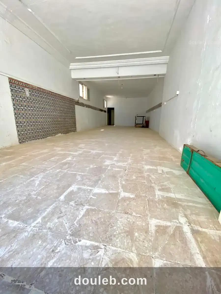 Un depot 80m sur la route principale à Tunis