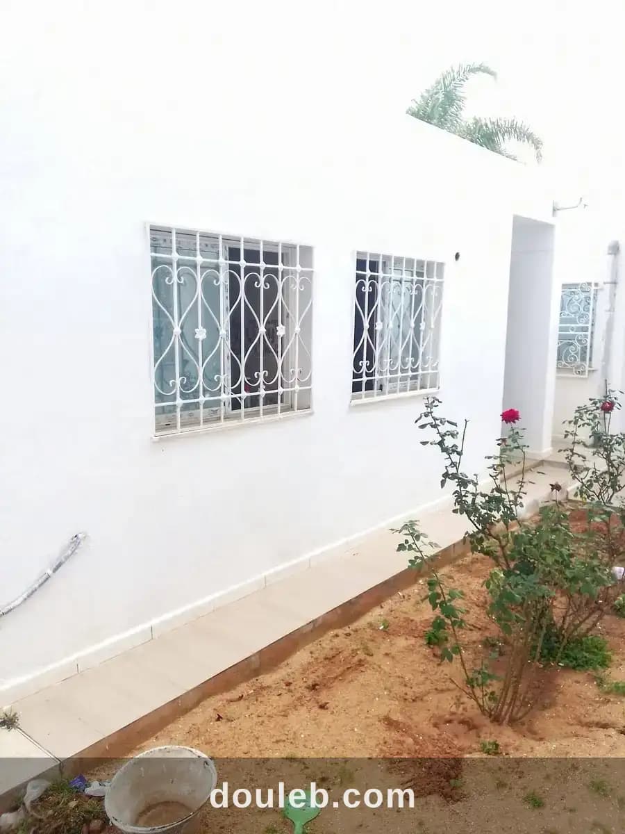 S0 meublé ennasr 1 rdc d'une villa près la phalene à Ariana