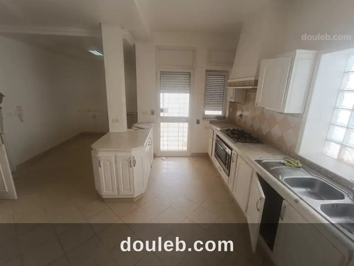 Menzah 7 villa usage habitation ou bureautique à Ariana
