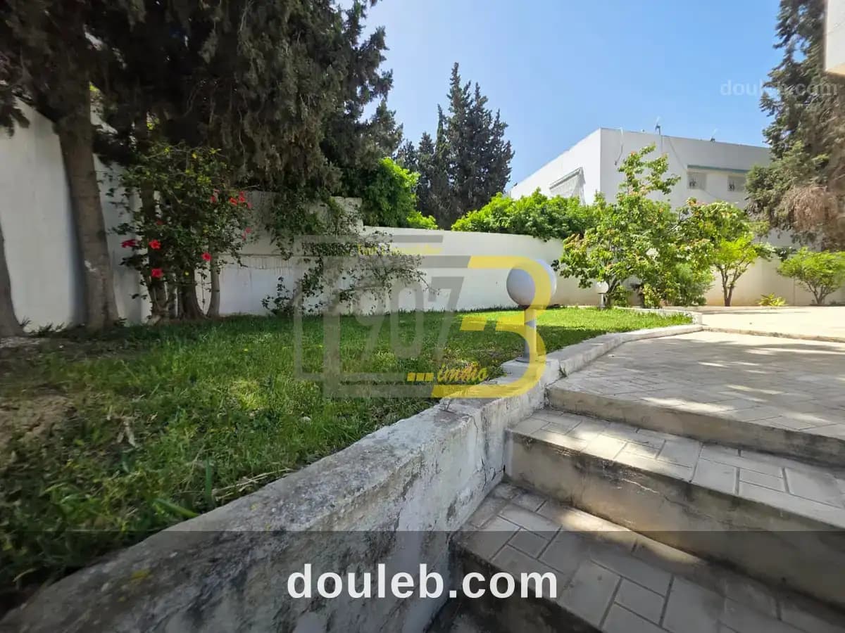 Un étage de villa s5 à usage bureautique à Ariana