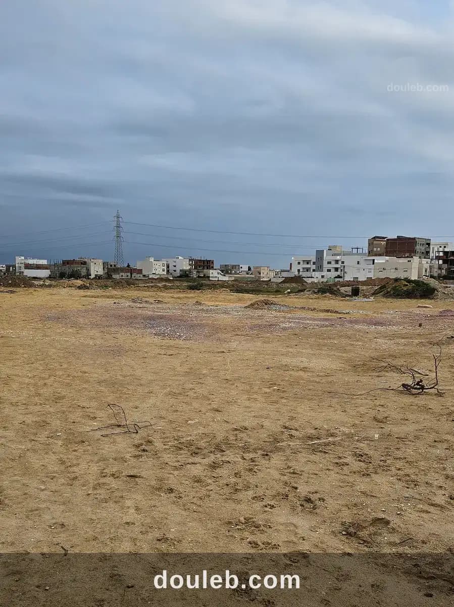Terrain stratégique sur la rte principale à Tunis