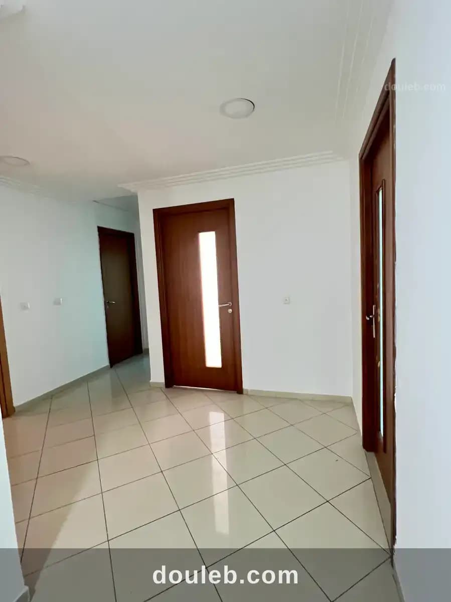 Bureau h et 5 pièces 2750 ttc à Tunis