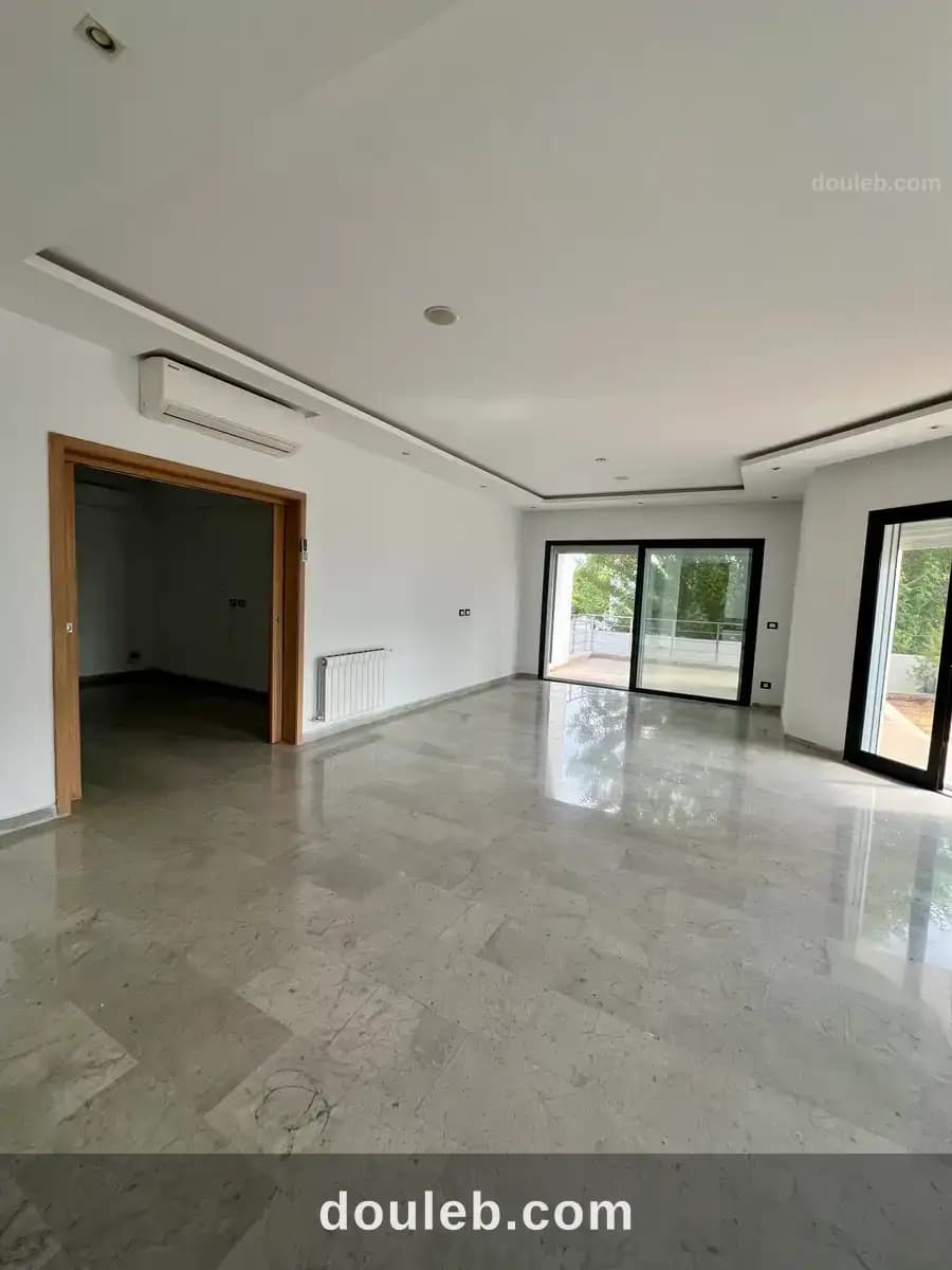 Rdc de villa salon et 4 chambres et jardin à Tunis