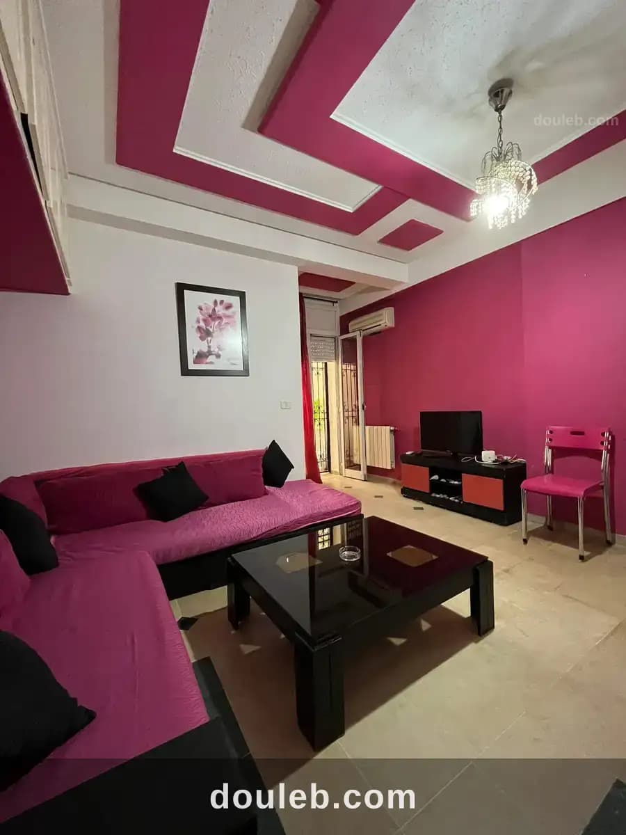 Une chambre salon richement meublé par nuit à Tunis