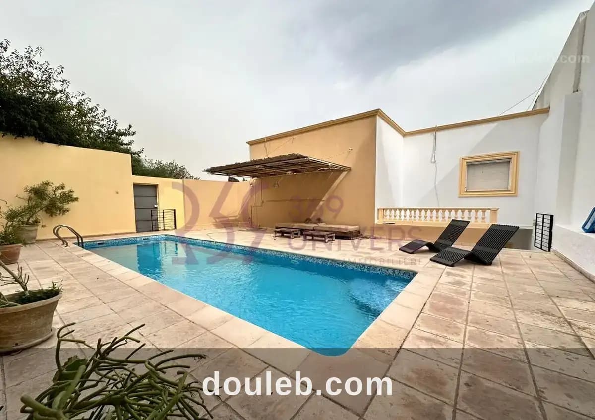 Villa meublée avec piscine à carthage rh064 à Tunis