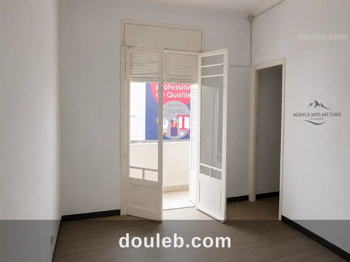Bureau haut standing hall avec deux chambres - Miniature 2