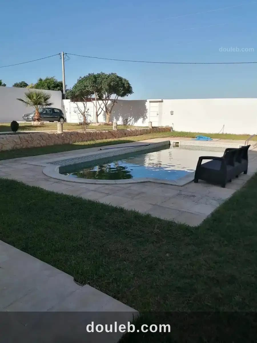 1250mc villa standing avec piscine à Manouba