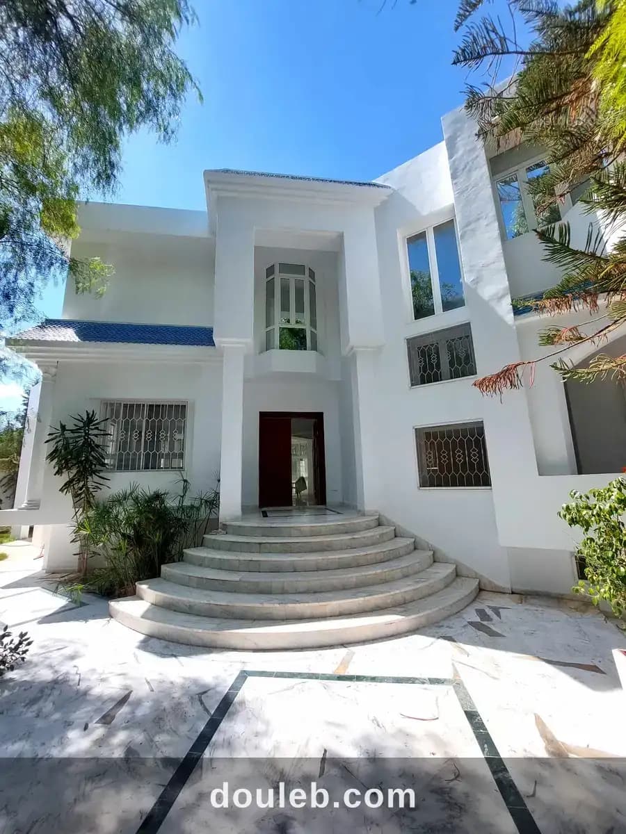 Villa s plus 9 lac 1 à Tunis