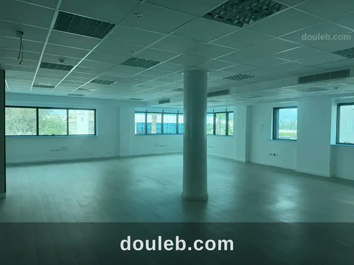 Super bureau hall plus 5 au lac 3 kram à Tunis
