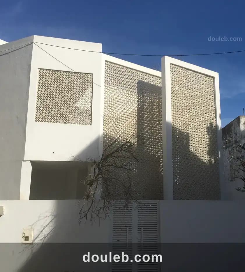 Maison s3 avec studio indépendant au kram à Tunis