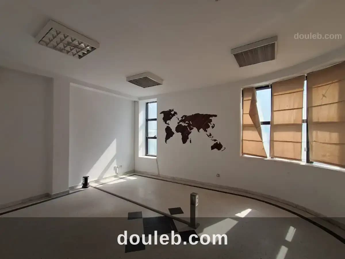 Hall 3 à usage bureautique au lac 1 à Tunis