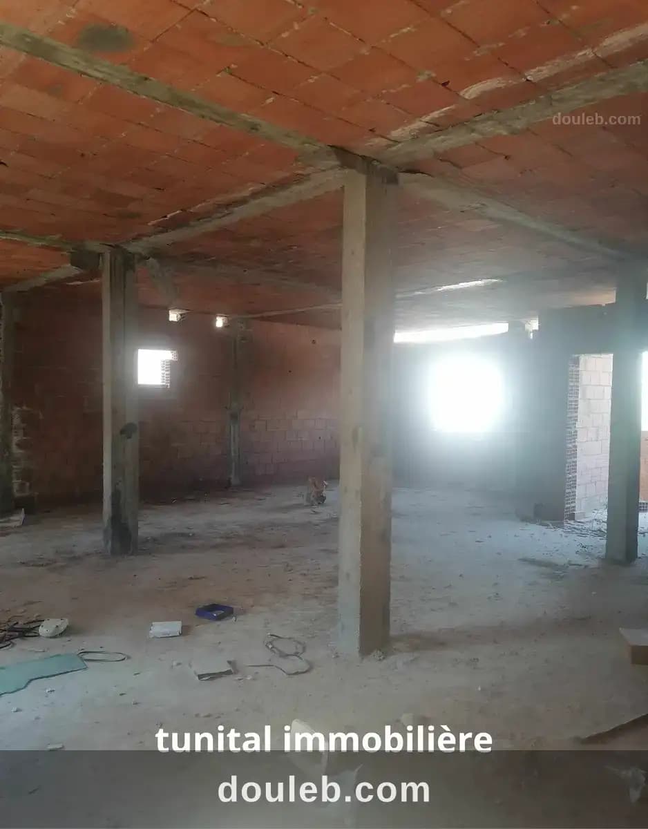Villa un seul niveau inachevé à Ariana
