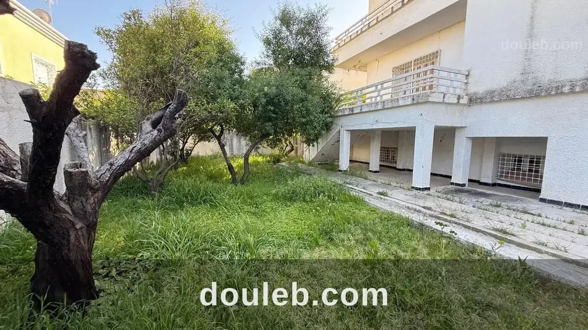 Villa sur trois niveaux a menzah 6 à Ariana