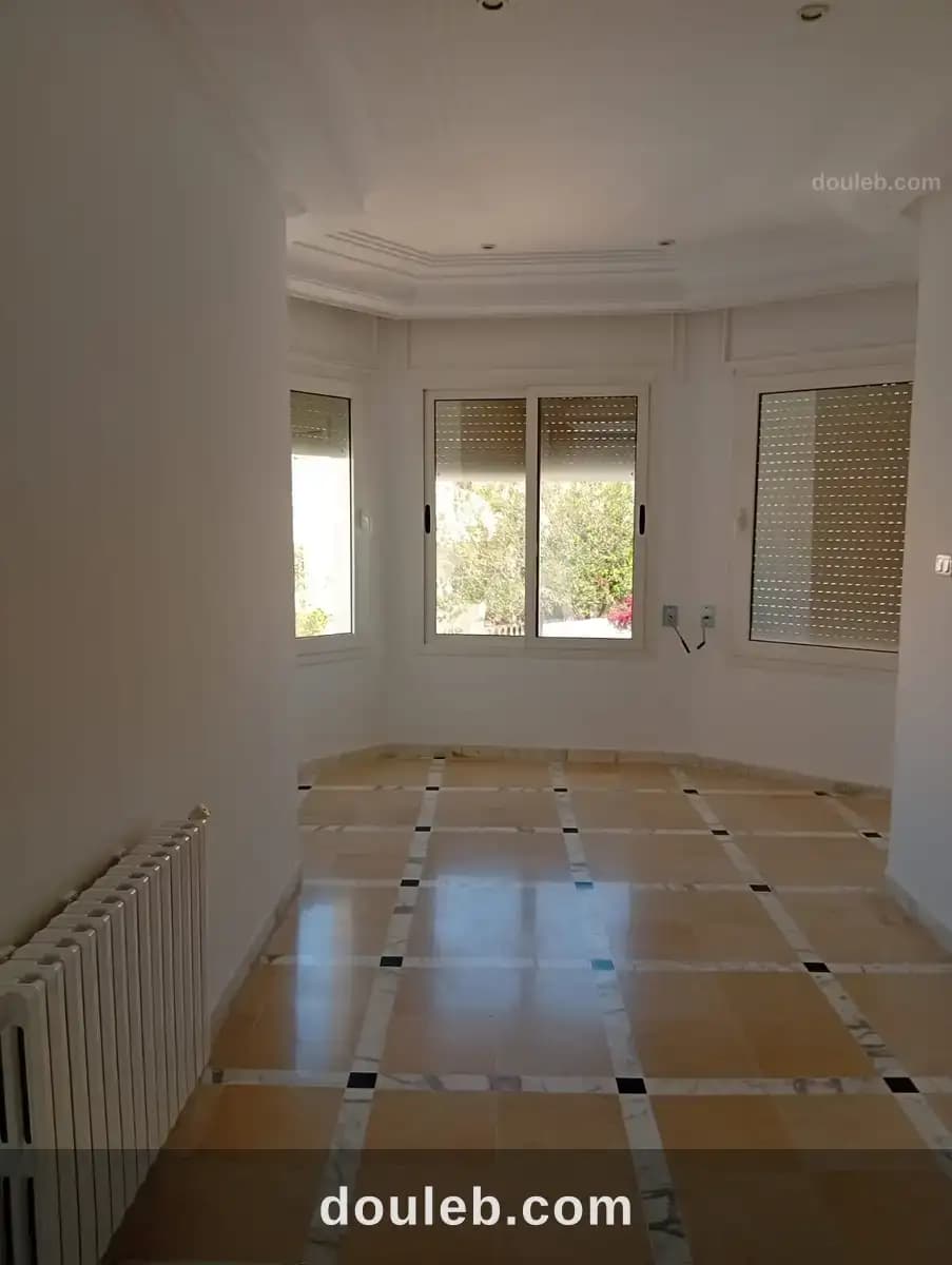 Un grand étage de villa à ennasr 2 à Ariana