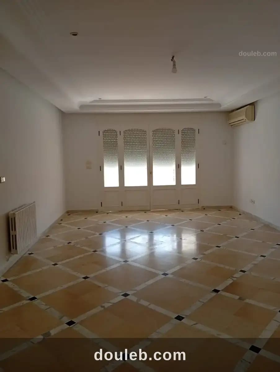 Un grand étage de villa à ennasr 2 - Miniature 2