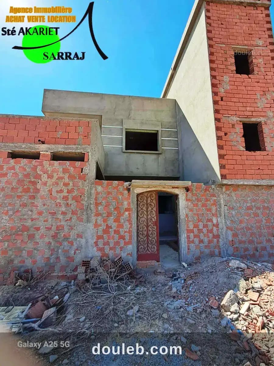 Villa et 2 étages inachevé à hammem sousse ghrabi à Sousse