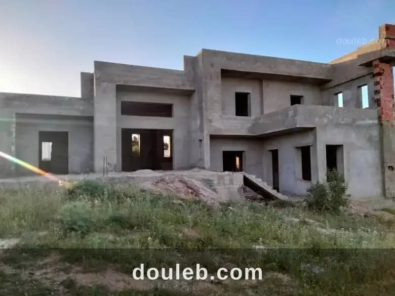 Sanheja une villa à moitié construite à Manouba