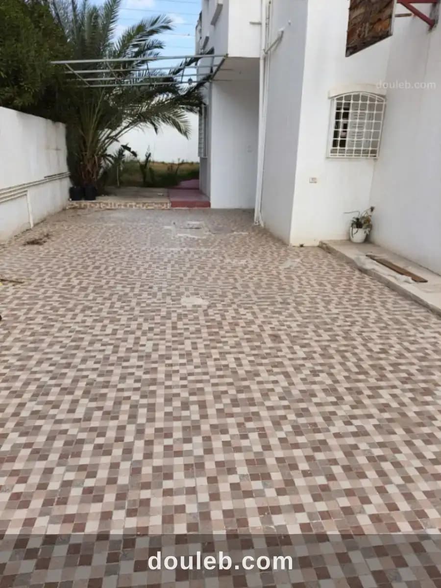 Villa s4 spacieuse emplacement prime menzah 9 à Tunis