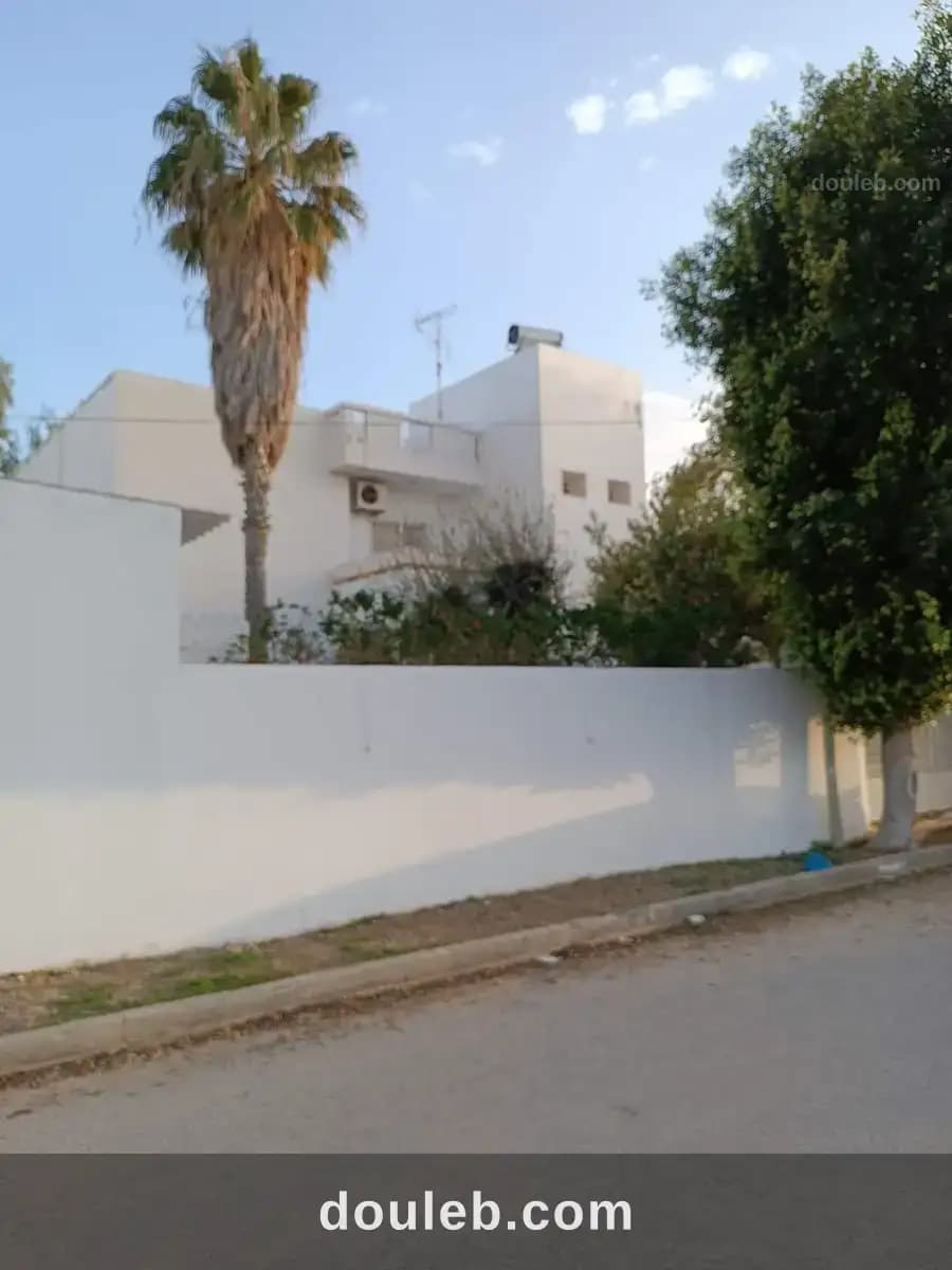 Jolie villa tres bien orientée à Sfax