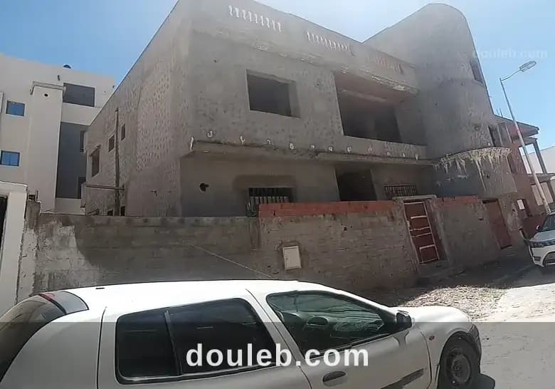Villa 3 étages inachevée au mrj6 à Ben Arous