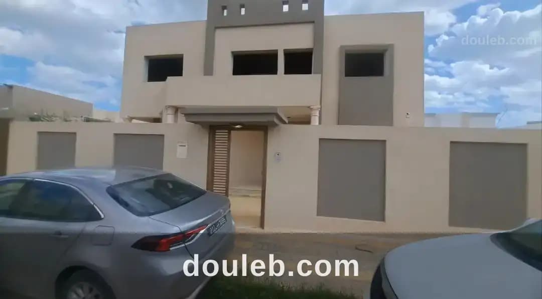 Une villa à deux niveaux luxueuse - Miniature 2