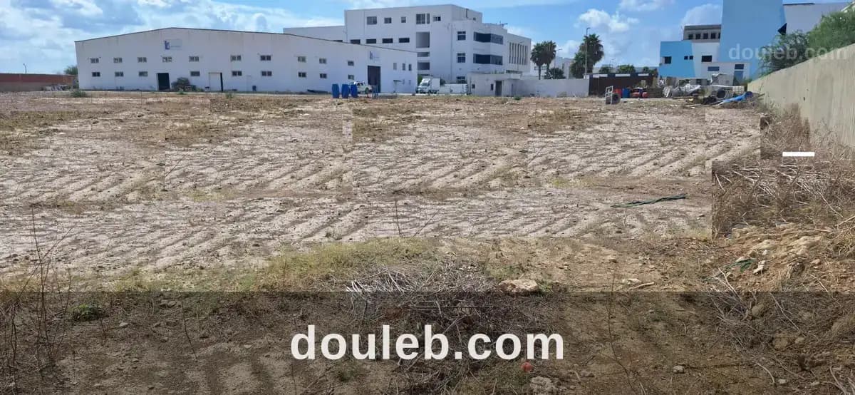 Terrain de 8000 m2 à z ind de chotrana à Ariana