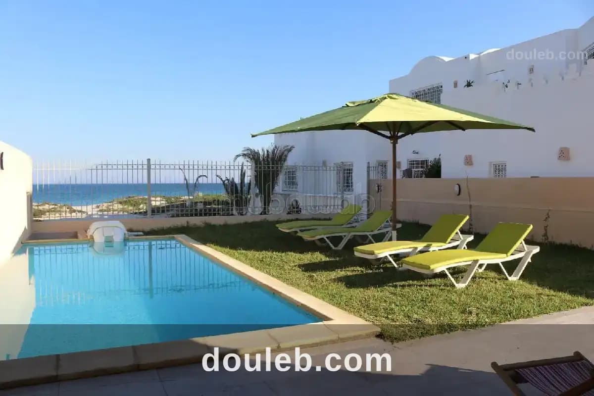 Villa pieds dans l'eau avec piscine à kélibia à Nabeul