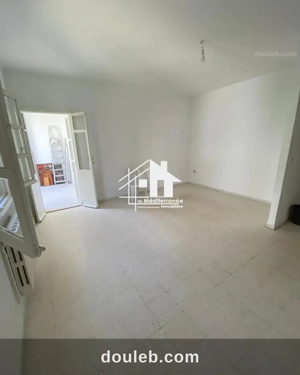Appartement s3 situé au 1ère étage à Tunis