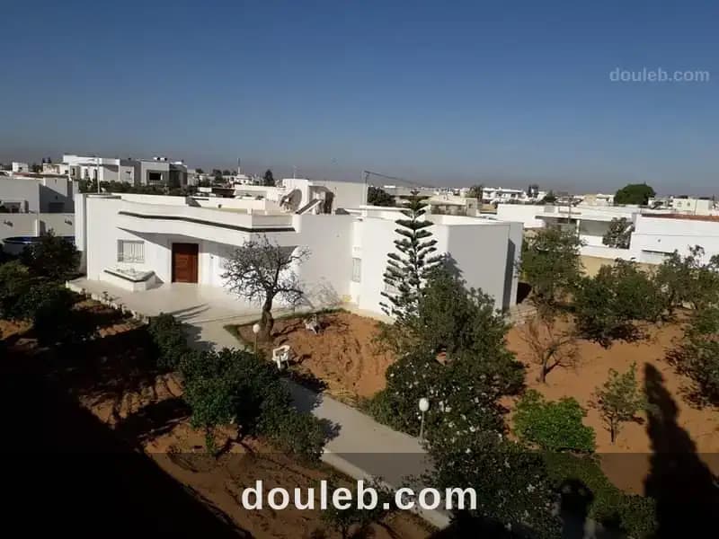 'villa sur grand terrain à Sfax