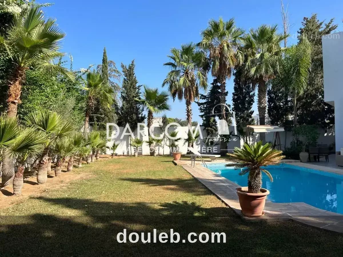 Villa de maitre la soukra à Ariana