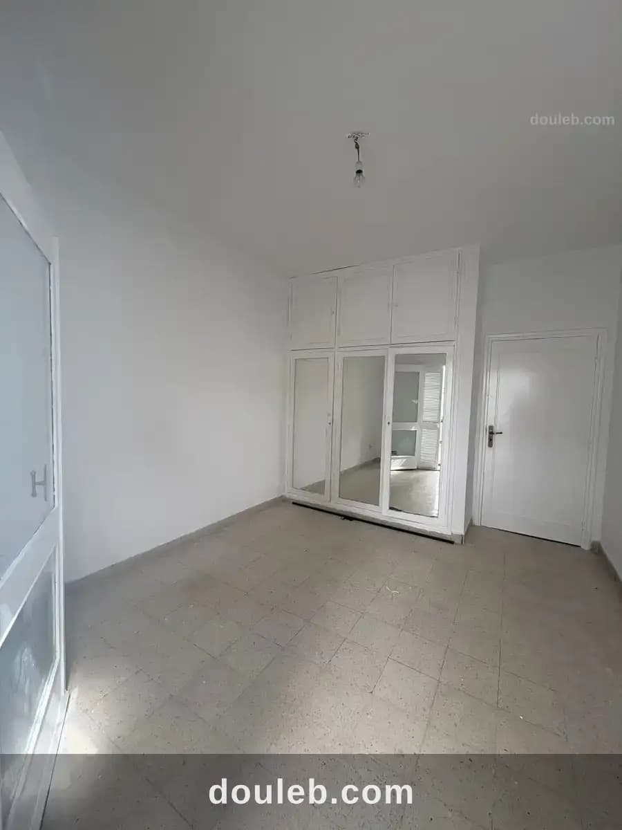 Spacieux triplex uv4 menzah6 usage habitation à Ariana