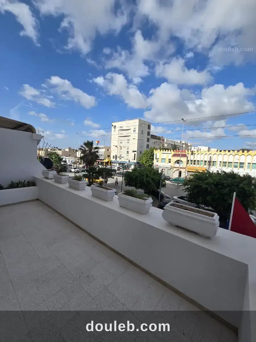 Bel appartement avec grande terrasse rési meriem à Ariana