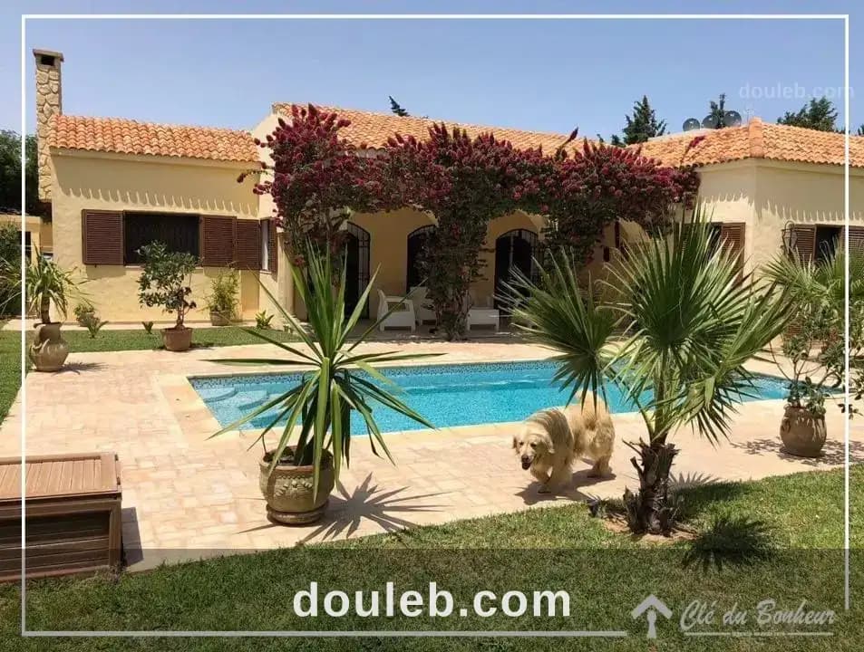 Villa spacieuse plain pied avec piscine à Ariana