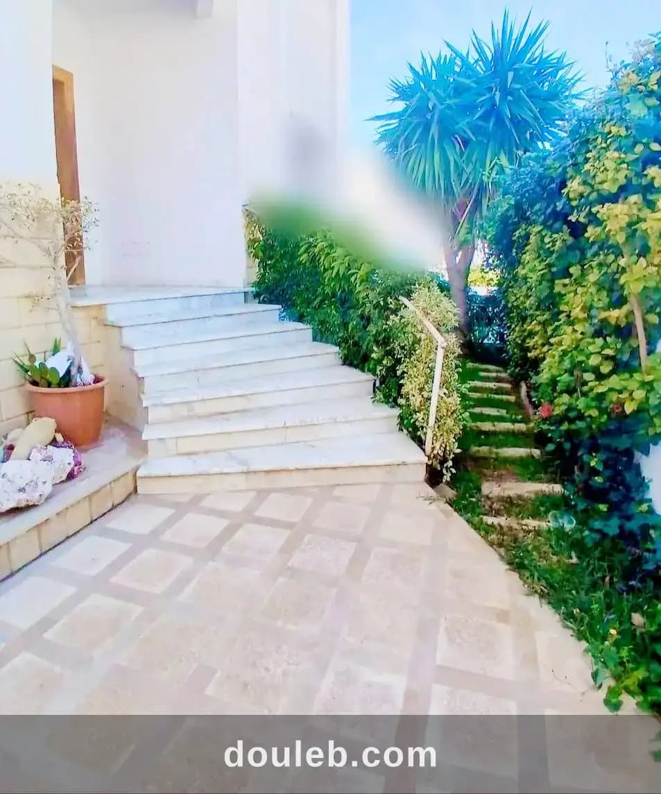 Agréable villa 3 niveaux ennasr 2 à Ariana